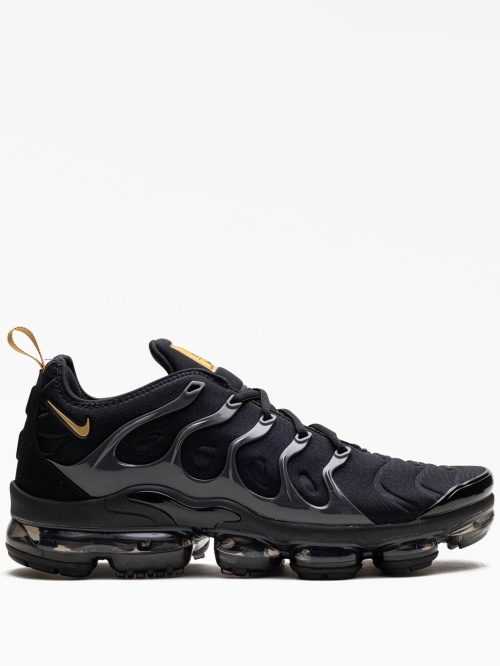 All black nike vapormax plus hotsell