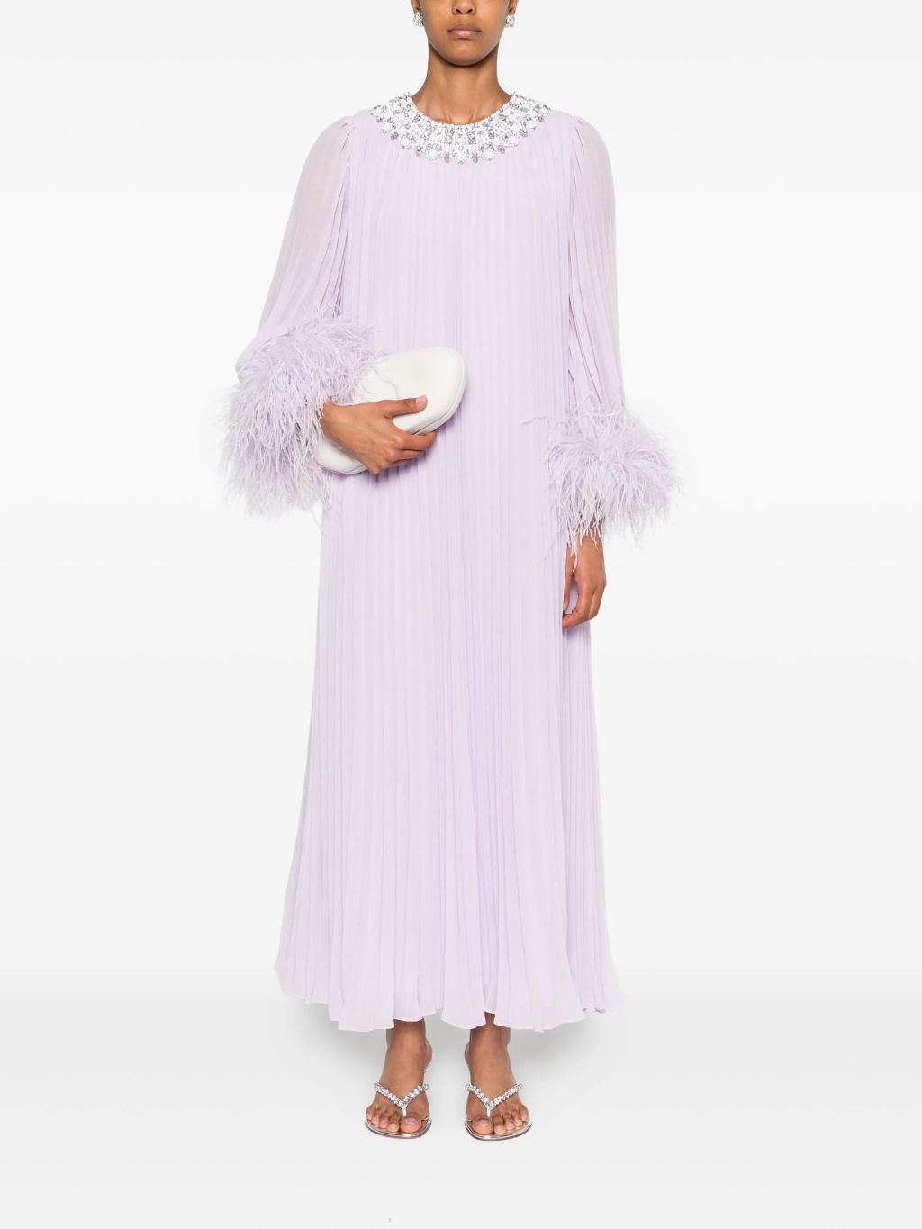 Сиреневое плиссированное платье с перьевыми манжетами