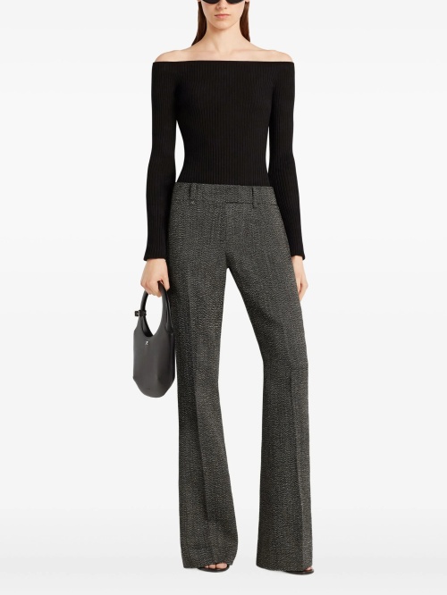 Черный топ с открытыми плечами в рубчик