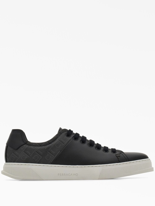 Low-top sneakers