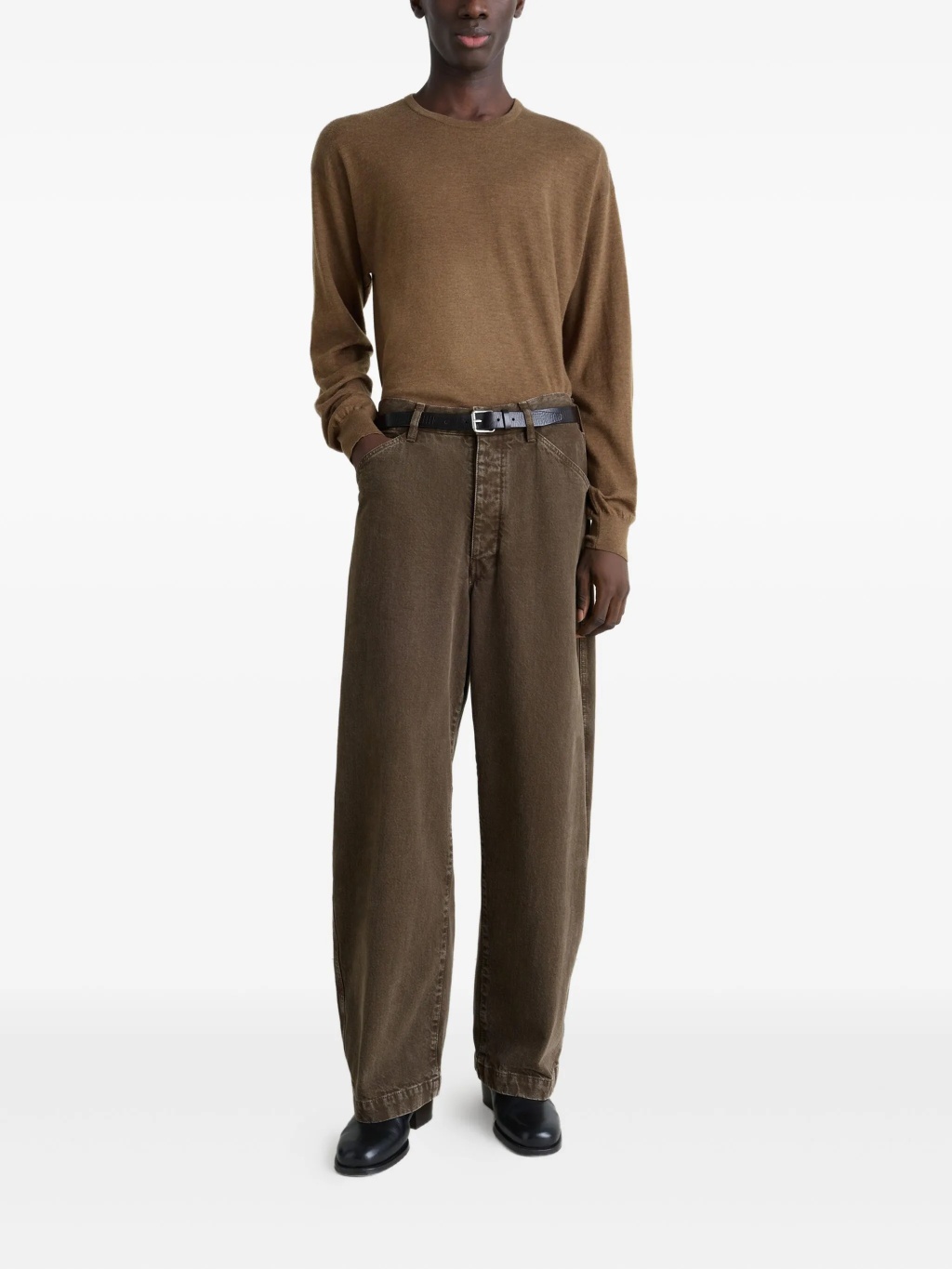 Коричневый вязаный свитер с воротником-стойкой