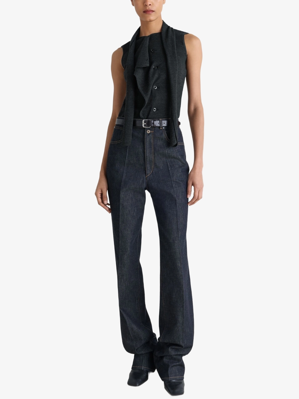 Вязаный жилет с завязками на шее