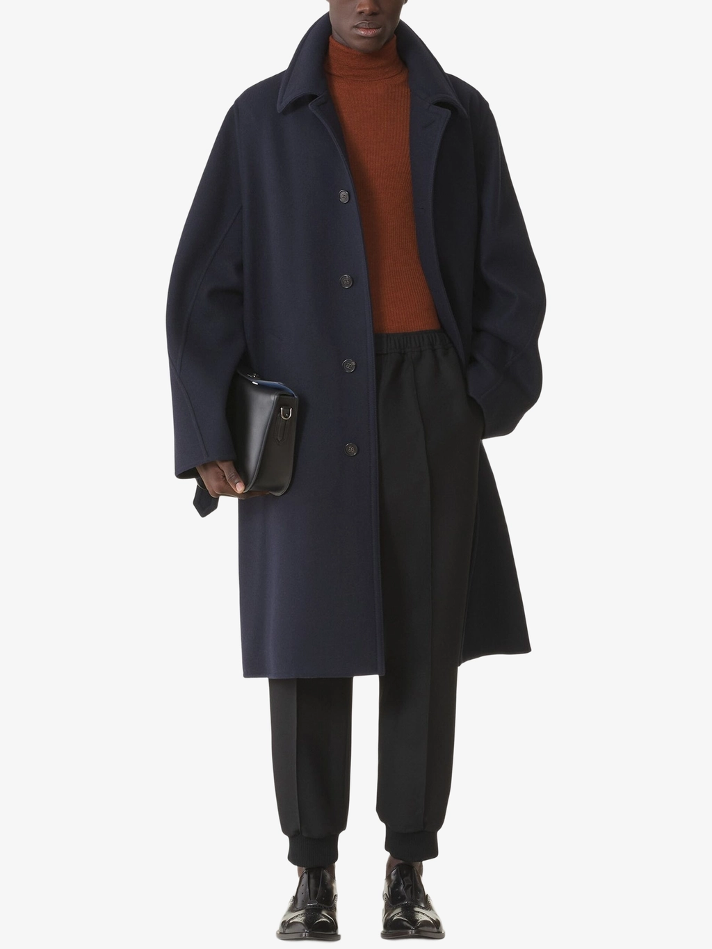 Темно-синее пальто с поясом на одной пуговице