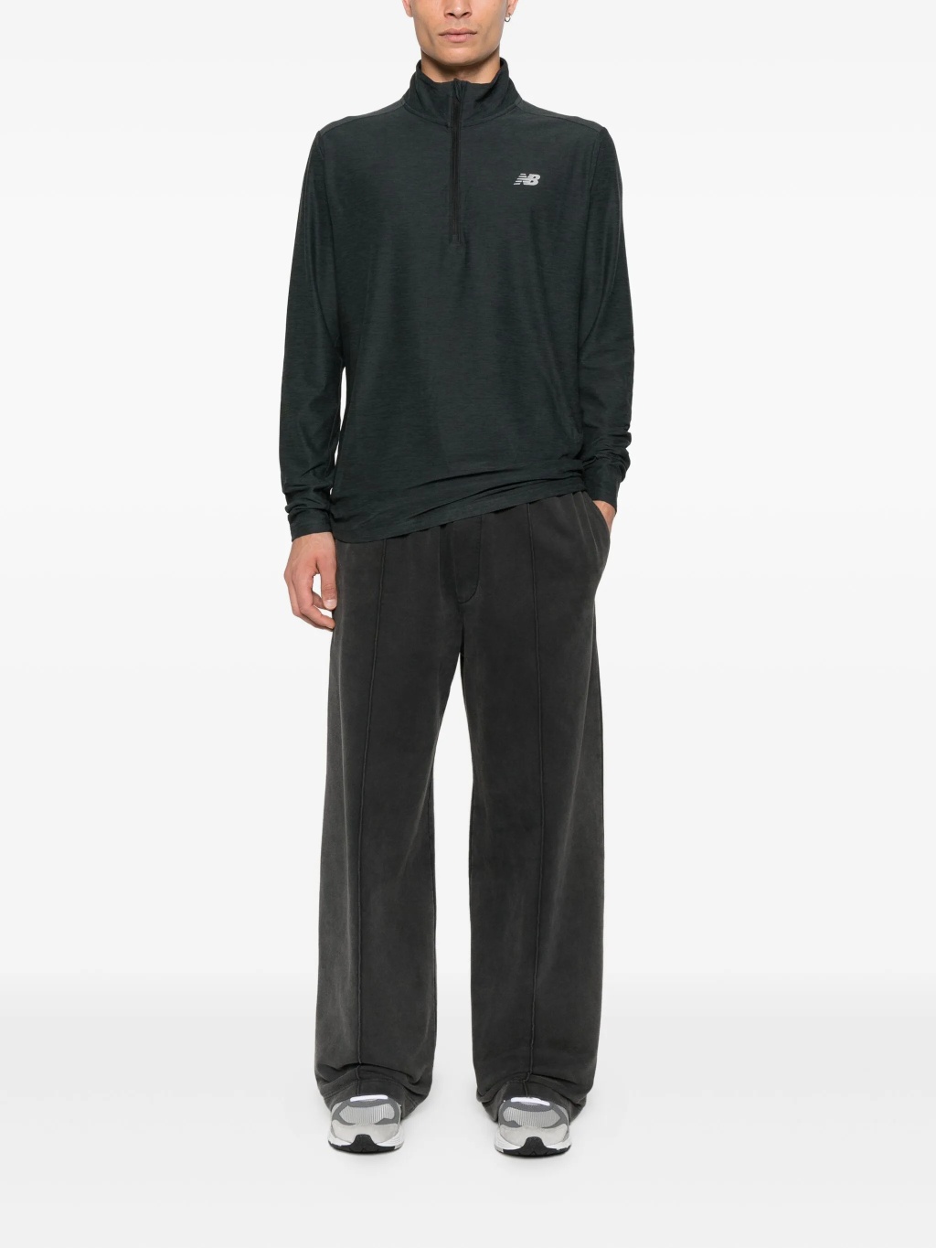 Зеленый спортивный лонгслив с молнией на половину застежки