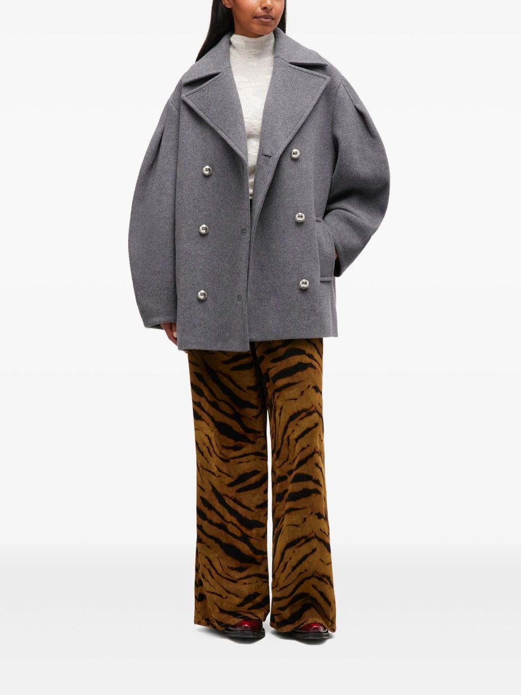 Серое двубортное пальто с объемными рукавами