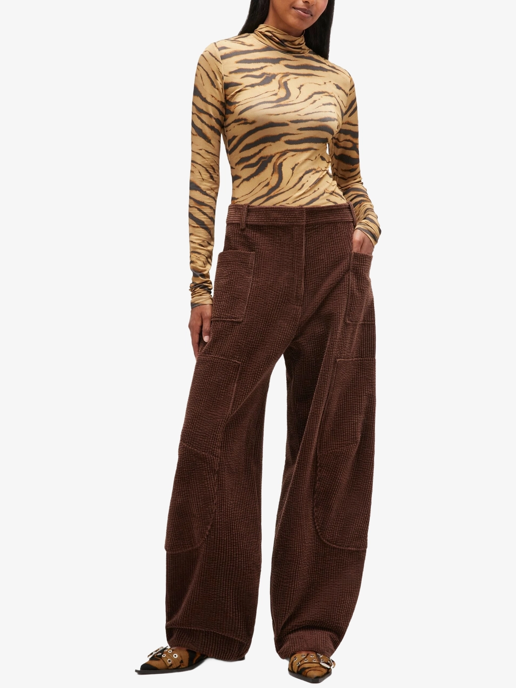 Вельветовые брюки с карманами и широкими штанинами