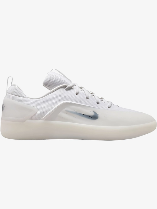 Sb nyjah 4 white sneakers